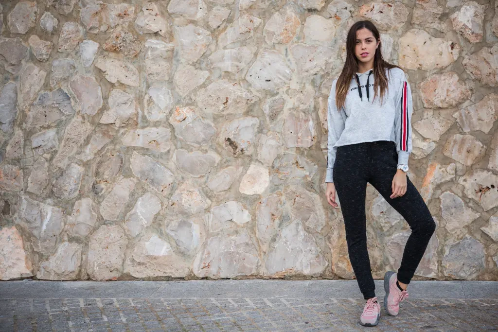 Spodnie damskie i sneakersy